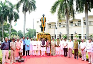 CM Mohan Majhi Pays Tribute to Biju Patnaik: ସମୃଦ୍ଧ ଓଡ଼ିଶା ନେଇ ବିଜୁ ବାବୁ ଦେଖିଥିବା ଅଧୁରା ସ୍ବପ୍ନକୁ ପୂରଣ କରିବ ଆମ ସରକାର: ମୁଖ୍ୟମନ୍ତ୍ରୀ ମୋହନ ମାଝୀ 