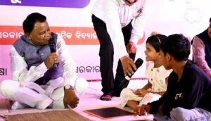Pravesh Utsav And Khadi Chhuan: ରାଜ୍ୟରେ ଆରମ୍ଭ ହେଲା ‘ପ୍ରବେଶ ଉତ୍ସବ’ ଓ ‘ଖଡ଼ିଛୁଆଁ’ ପର୍ବ; ପିଲାଙ୍କୁ ଖଡ଼ି ଛୁଆଁଇଲେ ମୁଖ୍ୟମନ୍ତ୍ରୀ