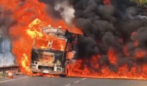 Truck Catches Fire in Bhubaneswar: ପଳାଶୁଣୀ ଓଭରବ୍ରିଜ୍ ଉପରେ ଜଳିଗଲା ଟ୍ରକ୍, ଅଳ୍ପକେ ବର୍ତ୍ତିଲେ ଡ୍ରାଇଭର, ହେଲପର