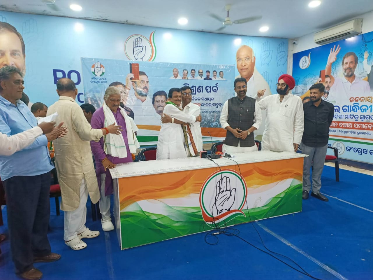 Former Bargarh MLA Sadhu Nepak returns to Congress 