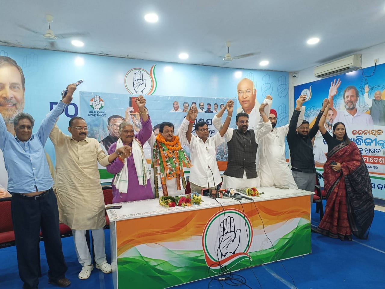 Former Bargarh MLA Sadhu Nepak returns to Congress