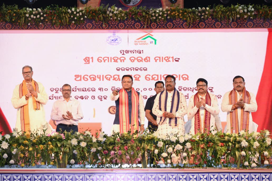 Odisha CM attends the state-level 'National Panchayati Raj Day' program in Balangir