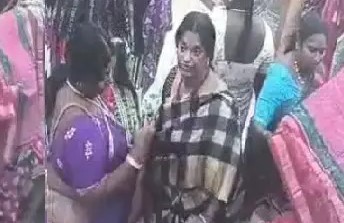 Women Robbed Sarees Worth Rs 7 lakh
