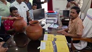 Water Crisis in Balangir: ପାଣି ସମସ୍ୟା ନେଇ ପି.ଏଚ. ଡି ଅଫିସ ଘେରାଉ; ଯନ୍ତ୍ରୀଙ୍କ ଟେବୁଲରେ ମାଠିଆ ରଖି ପ୍ରତିବାଦ 