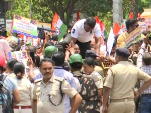 Congress Tomato Attack On Police: ରାଜ୍ୟରେ ଆଇନ୍ ଶୃଙ୍ଖଳା ବିପର୍ଯ୍ୟସ୍ତ ଅଭିଯୋଗ; ପୋଲିସ ଉପରକୁ କଂଗ୍ରେସର ଟମାଟୋ ମାଡ଼