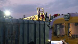 Crane Collapses on Freight Train: ୨ଟି ମାଲବାହୀ ଟ୍ରେନ୍‌ ଉପରେ ପଡ଼ିଲା କ୍ରେନ୍