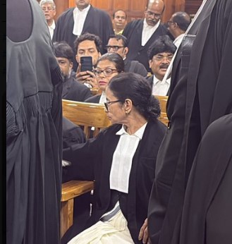 Mamata Banerjee arrives at Calcutta High Court as a Lawyer