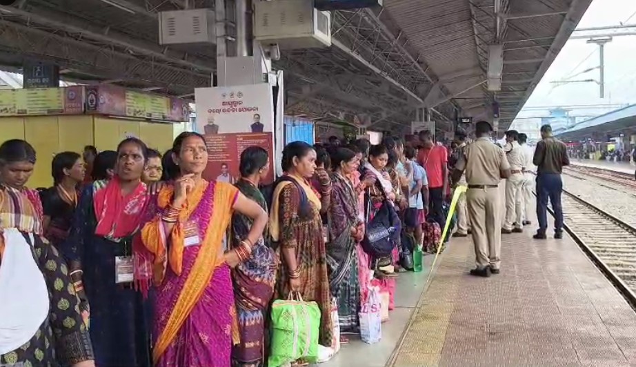 Tribal Gathering at Berhampur Station: Over 1,500 Head to Delhi by Special Train