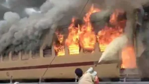Bihar Passanger Train Fire: ପାସେଞ୍ଜର ଟ୍ରେନର ଲାଗିଲା ନିଆଁ; ଅଳ୍ପକେ ବର୍ତ୍ତିଲେ ଯାତ୍ରୀ