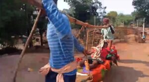 No Road to Village in Koraput: ଗାଁକୁ ରାସ୍ତା ନଥିବାରୁ ଆସି ପାରିଲାନି ଆମ୍ବୁଲାନ୍ସ; ୪ କିମି ଭାରରେ ବୁହାହେଲେ ରୋଗୀ