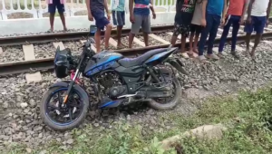 Bhadrak Train Accident: ଭଦ୍ରକରେ ଅଘଟଣ; କର୍ମଚାରୀ ଫାଟକ ପକାଇ ନ ଥିବାରୁ ଟ୍ରେନ୍ ଧକ୍କାରେ ବାଇକ୍‌ ଆରୋହୀ ମୃତ
