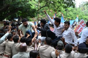 Student Congress Protests in BBSR: ପାଠ୍ୟ ପୁସ୍ତକରେ ତ୍ରୁଟିକୁ ନେଇ ରାଜଧାନୀରେ ଗର୍ଜିଲା ଓଡ଼ିଶା ପ୍ରଦେଶ ଛାତ୍ର କଂଗ୍ରେସ