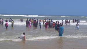 Massive Scare in Puri ପୁରୀ ଅଘଟଣ; ସମୁଦ୍ରରେ ବୁଡି ଯାଉଥିବା ପର୍ଯ୍ୟଟକଙ୍କୁ ସୁରକ୍ଷିତ ଉଦ୍ଧାର କଲେ ଲାଇଫଗାର୍ଡ