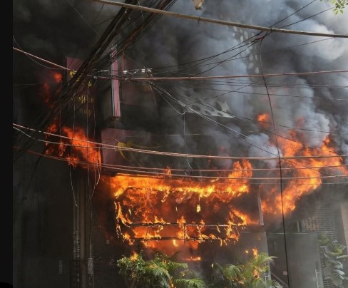 devastating-visuals-from-the-delhi-fire-tragedy