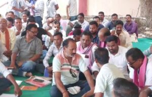 Farmers Protest Over Token Issue: ଟୋକନ୍ ସମସ୍ୟାକୁ ନେଇ ଚାଷୀଙ୍କ ପ୍ରତିବାଦ, ବିଷ ବୋତଲ ଧରି ଡିଆର୍‌ସିଏସ୍‌ ଅଫିସ ଘେରାଓ