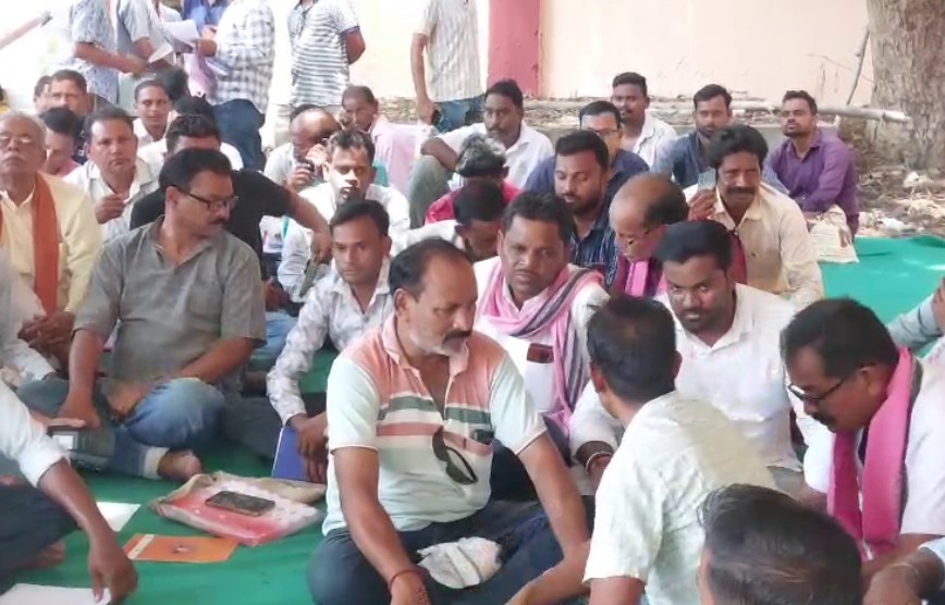Farmers Protest Over Token Issue Gherao DRCS Office Holding Poison Bottles