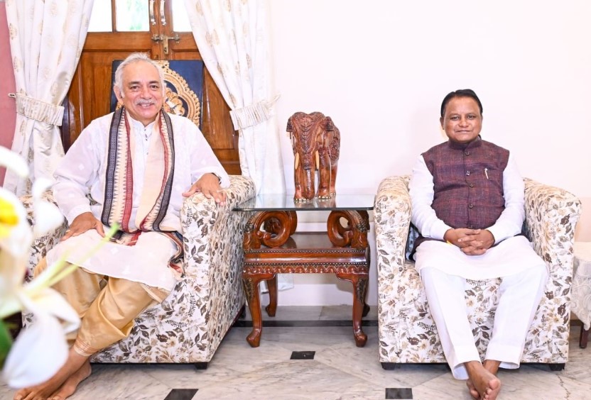 Odisha cm discusses Ratha Jatra Preparations with Gajapati Maharaja