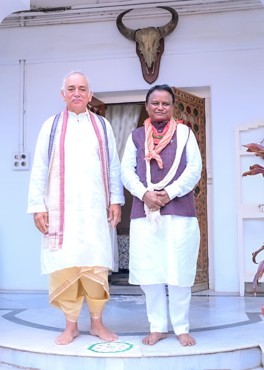 odisha-cm-discusses-ratha-jatra-preparations-with-gajapati-maharaja