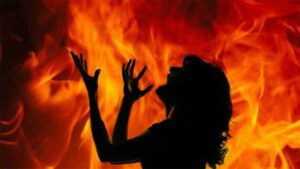 Woman Sets Self On Fire: ବ୍ରହ୍ମପୁରରେ ଅଘଟଣ; କିରୋସିନ ଢାଳି ନିଜକୁ ଜାଳିଦେଲେ ଯୁବତୀ