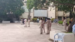 Students protest at Ramadevi Women’s University: ଅଣଛାତ୍ରୀ ପ୍ରବେଶକୁ ନେଇ ରମାଦେବୀ ବିଶ୍ବବିଦ୍ୟାଳୟରେ ଉତ୍ତେଜନା