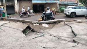 Cuttack New Road Collapse: ବର୍ଷା ଯୋଗୁଁ ୫ ଫୁଟ୍‌ ତଳକୁ ଦବିଗଲା ନୂଆ ରାସ୍ତା