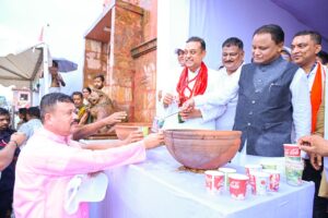 Ratha Jatra: ପବିତ୍ର ରଥଯାତ୍ରା; ସିଂହଦ୍ୱାର ଠାରେ ଟଙ୍କ ତୋରାଣି ବଣ୍ଟନ କଲେ ମୁଖ୍ୟମନ୍ତ୍ରୀ ମୋହନ ମାଝୀ
