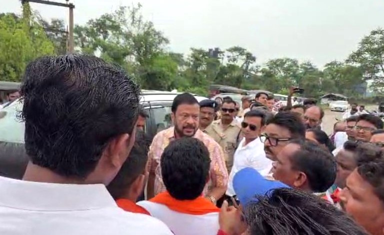 minister-suresh-pujari-faces-protest-by-party-workers