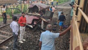 Murshidabad Accident: ମୁର୍ଶିଦାବାଦରେ ସ୍କୁଲ୍ ଭ୍ୟାନକୁ ଧକ୍କା ଦେଲା ଟ୍ରେନ୍‌; ୪ ମୃତ, ୬ରୁ ଅଧିକ ଗୁରୁତର