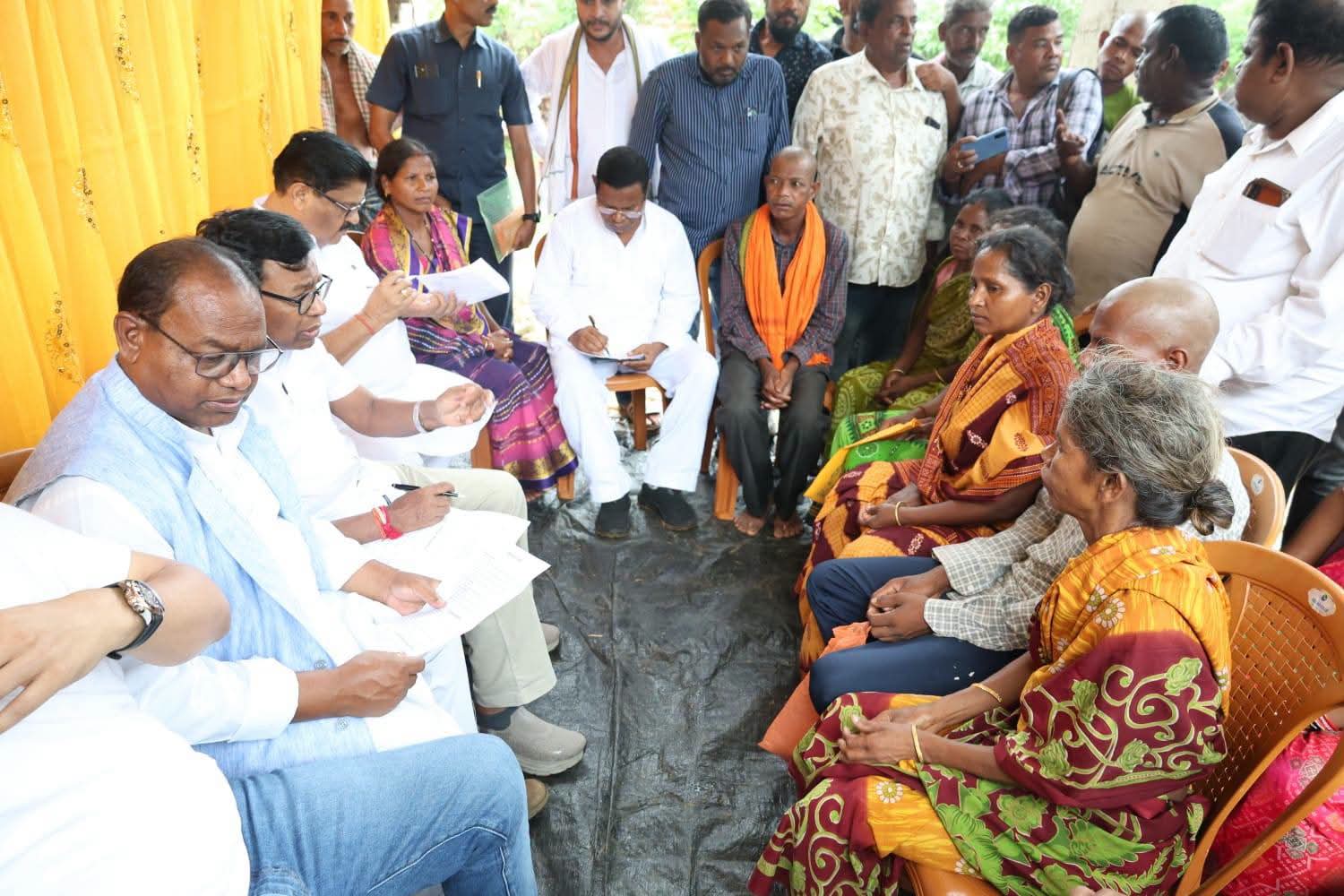 Tamil Nadu Gas Leak Tragedy-Congress Team Meets Family of Deceased Juang Girl