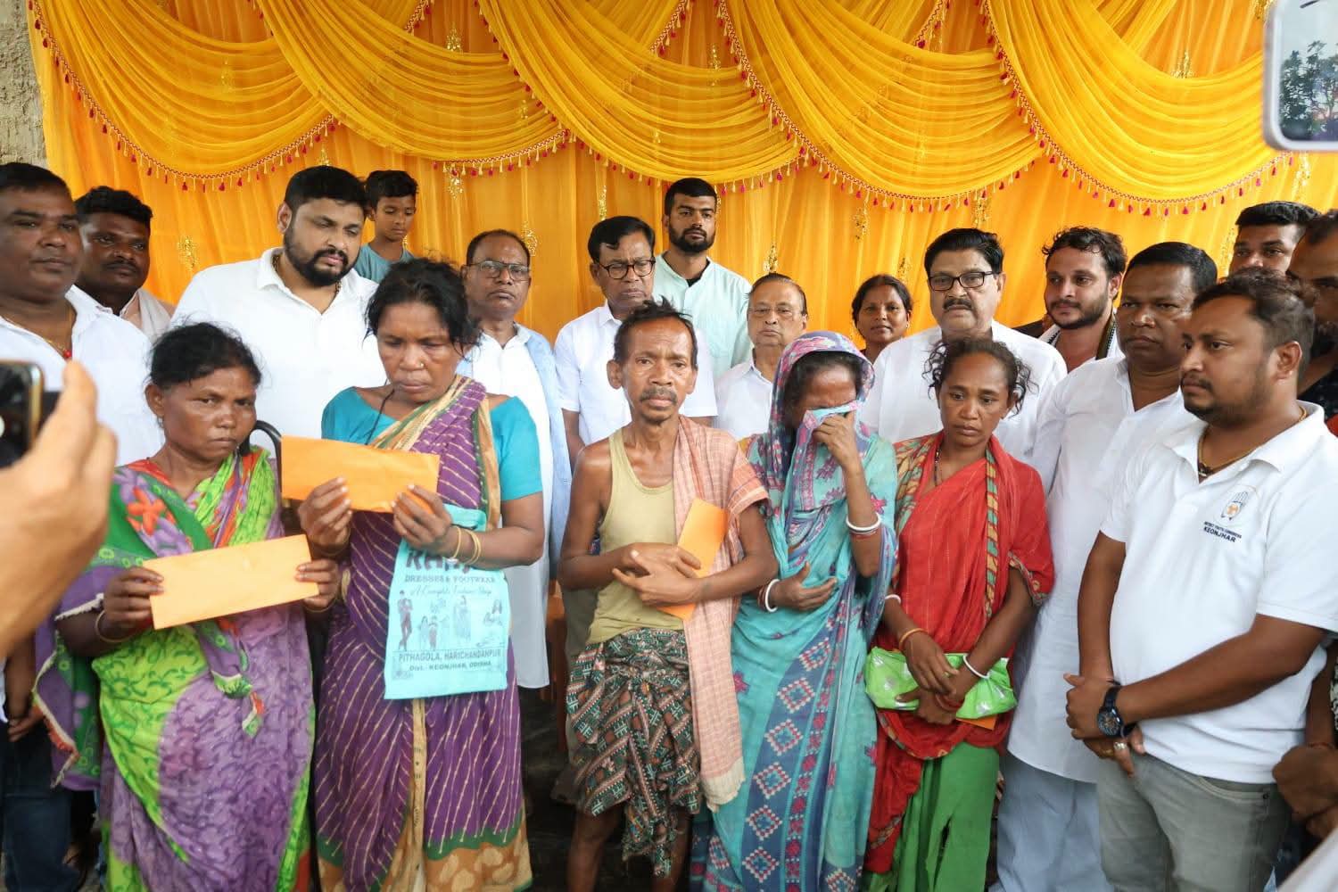 tamil-nadu-gas-leak-tragedy-congress-team-meets-family-of-deceased-juang-girl