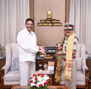 Odisha Interim DGP Meets Governor: ରାଜ୍ୟପାଳଙ୍କୁ ସାକ୍ଷାତ କଲେ ନୂତନ ଅନ୍ତରୀଣ ଡିଜିପି ବିନୟତୋଷ ମିଶ୍ର