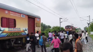Engine of Intercity Express Detaches from Coaches: ବଲାଙ୍ଗୀରରେ ବଡ଼ ରେଳ ଦୁର୍ଘଟଣାରୁ ବର୍ତ୍ତିଲେ ଯାତ୍ରୀ: ବଗି ଛାଡ଼ି ପଳାଇଲା ଇଞ୍ଜିନ୍