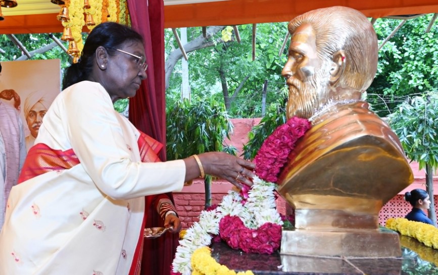 President Droupadi Murmu Unveils Statue of Utkalmani Gopabandhu Das at Lajpat Bhawan in New Delhi