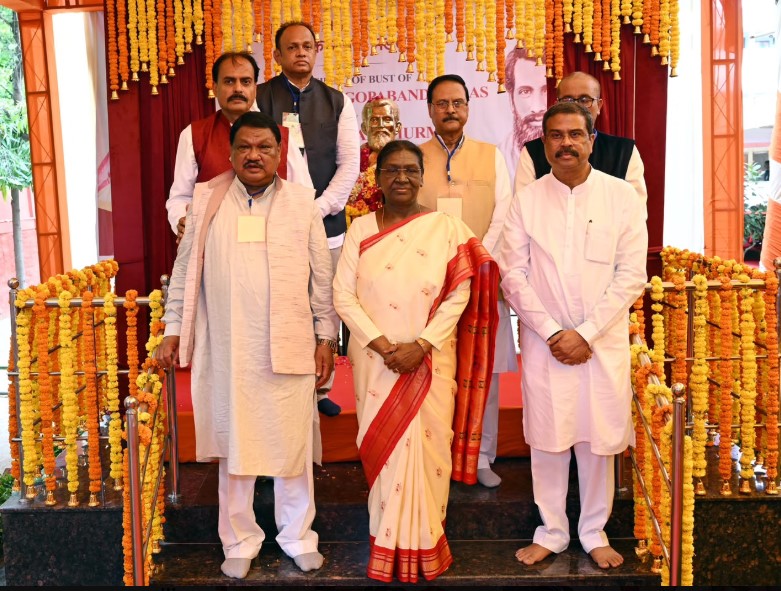 President Murmu Unveils Statue of Utkalmani Gopabandhu Das at Lajpat Bhawan in New Delhi