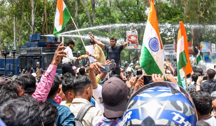 students-protest-intensified-in-jharkhand-police-use-tear-gas-water-cannons