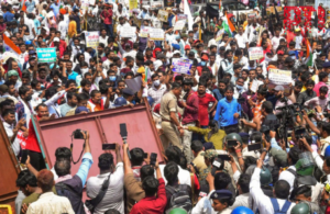 BPSC परीक्षा; छात्रों और पुलिस के बीच झड़प के दौरान पत्थरबाज़ी, लाठीचार्ज और वॉटर कैनन का इस्तेमाल
