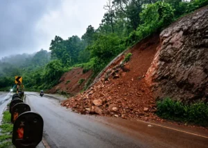 Landslide on NH-520 in Keonjhar: ଲଗାଣ ବର୍ଷା ଯୋଗୁଁ NH-520 ଘାଟିରେ ଭୂସ୍ଖଳନ, ଯାତାୟାତ ବାଧାପ୍ରାପ୍ତ