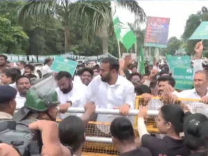 BJD Protest Against MMDR Amendment Bill: ରାଜ୍ୟ ବିରୋଧୀ ଏମଏମଡିଆର ଆଇନ ବିରୋଧରେ ରାଜଭବନ ସମ୍ମୁଖରେ ବିଜେଡିର ବିକ୍ଷୋଭ