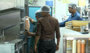 Food Safety Raid At Pal Heights Mall: ଜୟଦେବ ବିହାର ପାଲ୍ ହାଇଟ୍ସ KFC ଓ ବର୍ଗର କିଙ୍ଗ୍‌ରେ ଚଢ଼ାଉ; ଜବତ ହେଲା ବାସି ଓ ଅସ୍ୱାସ୍ଥ୍ୟକର ଚିକେନ୍