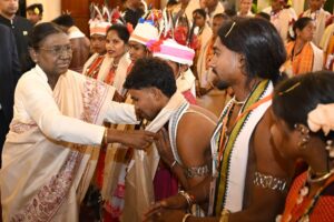 Odisha Folk Artists Meet President Murmu: ଗଞ୍ଜାମର ୯୦ରୁ ଊର୍ଦ୍ଧ୍ୱ କଳାକାରଙ୍କୁ ଭେଟିଲେ ରାଷ୍ଟ୍ରପତି ଦ୍ରୌପଦୀ ମୁର୍ମୁ