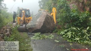 Landslide in Digapahandi: ଦିଗପହଣ୍ଡିରେ ପ୍ରବଳ ବର୍ଷା: ପାହାଡ଼ରୁ ଖସିଲା ପଥର ଓ ମାଟି ଅଟଡ଼ା; ଯାତାୟାତ ବାଧାପ୍ରାପ୍ତ