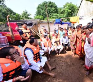 CM Majhi Reviews Flood Situation in Odisha: ମୁଖ୍ୟମନ୍ତ୍ରୀ ମୋହନ ଚରଣ ମାଝୀଙ୍କ ବନ୍ୟାଞ୍ଚଳ ଗସ୍ତ: ରିଲିଫ ଓ ଉଦ୍ଧାର କାର୍ଯ୍ୟ ତ୍ୱରାନ୍ୱିତ କରିବାକୁ ନିର୍ଦ୍ଦେଶ