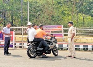 Odisha’s Traffic Fine Muddle: ବାଇକକୁ ସିଟ୍‌ବେଲ୍ଟ ଓ କାର୍‌କୁ ହେଲମେଟ୍‌ ପାଇଁ ଜରିମାନା; ଓଡ଼ିଶା ପରିବହନ ବିଭାଗର ବଡ଼ ଭୁଲ୍‌ ବାହାର କଲେ CAG