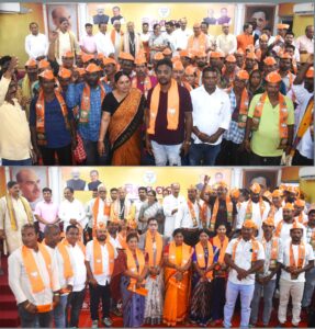 Independent Candidate Manoj Rath Joins BJP: ସ୍ୱାଧୀନ ପ୍ରାର୍ଥୀ ମନୋଜ ରଥଙ୍କ ସମେତ ବିଜେପିରେ ସାମିଲ ହେଲେ ଶତାଧିକ ପୁରୀ, ଗଂଜାମର ବିଜେଡି ଓ କଂଗ୍ରେସ ନେତା