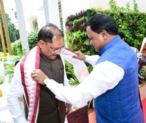 Chhattisgarh CM Meets Odisha CM : ମୁଖ୍ୟମନ୍ତ୍ରୀ ମୋହନ ଚରଣ ମାଝୀଙ୍କୁ ଭେଟିଲେ ଛତିଶଗଡ଼ ମୁଖ୍ୟମନ୍ତ୍ରୀ ବିଷ୍ଣୁଦେଓ ସାଏ