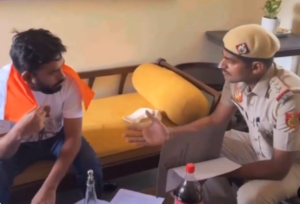 दिल्ली पुलिस ने अभिजीत दीपके को जारी किया नोटिस, तिरंगा मार्च पर रोक