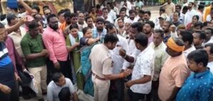 BJD-BJP Clash at Pattamundai Block Office: ପଟ୍ଟାମୁଣ୍ଡାଇ ବ୍ଲକ୍ କାର୍ଯ୍ୟାଳୟ ସମ୍ମୁଖରେ ବିଜେଡି-ବିଜେପି ମୁହାଁମୁହିଁ