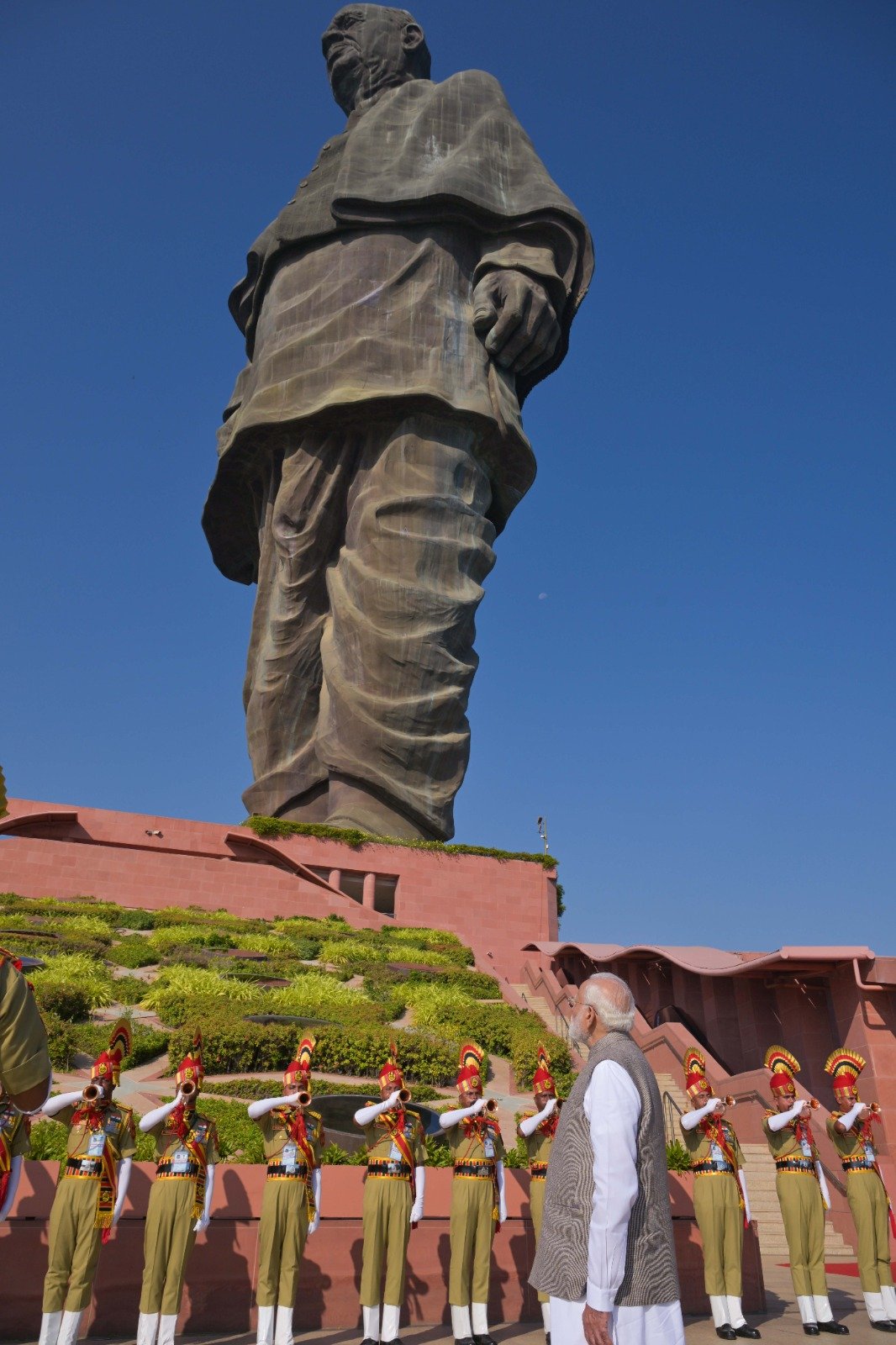 National Unity Day: PM Modi Pays Tribute to Sardar Vallabhbhai Patel at the Statue of Unity