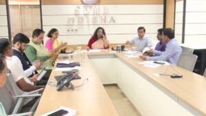 Chief Secretary Reviews Cyclone Situation: ରାଜୀବ ଭବନରେ ବାତ୍ୟା ସମୀକ୍ଷା; ଗଞ୍ଜାମରେ ଜଳବନ୍ଦୀଙ୍କୁ ଉଦ୍ଧାର ପାଇଁ ହେବ ଏୟାରଲିଫ୍ଟ: ମୁଖ୍ୟ ଶାସନ ସଚିବ