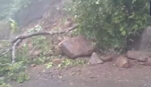 Taptapani Ghat Landslide: ତପ୍ତପାଣି ଘାଟିରେ ଭୂସ୍ଖଳନ: ଲଗାଣ ବର୍ଷାରେ ରାସ୍ତାବନ୍ଦ, ଯାତ୍ରୀ ହନ୍ତସନ୍ତ